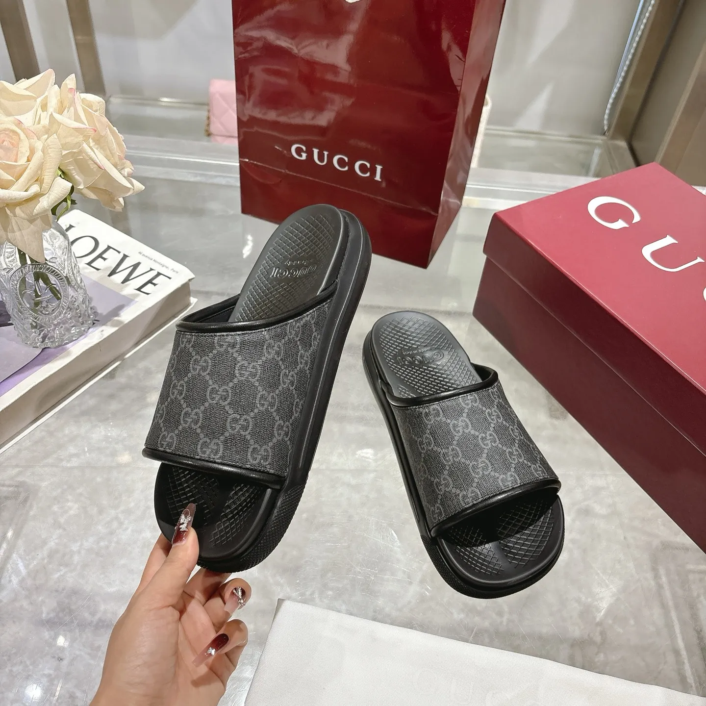 p400🐮🐮New summer men's slip-on slippers. Inspired by the summer spirit and beach clubs of the Italian coast, this piece is part of Gucci Lido. The Pre-Fall collection reinterprets the brand's signature elements and sophisticated patterns in a contemporary way. Made from black rubber, these flat sandals feature a slip-on design that reinterprets the brand's distinctive green and red web design. GG Classic Upper Men's Molded Rubber Footbed Gucci Logo Flat Made in Italy Size: Men's 40 to 47,